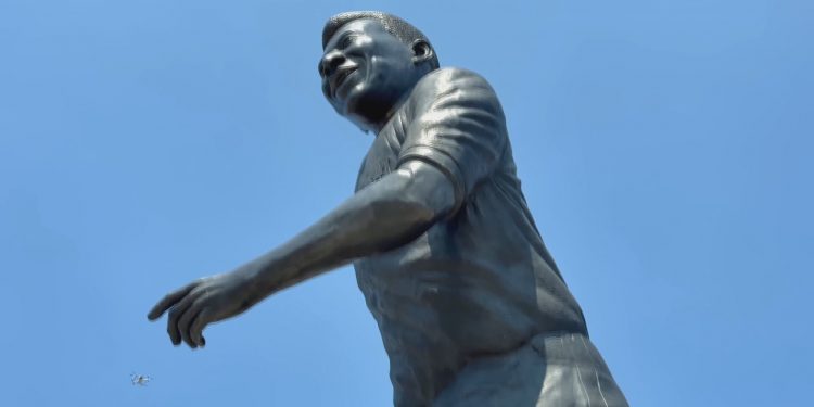 Estátua gigante de Pelé é instalada em cidade do México que receberá jogos da Copa do Mundo de 2026